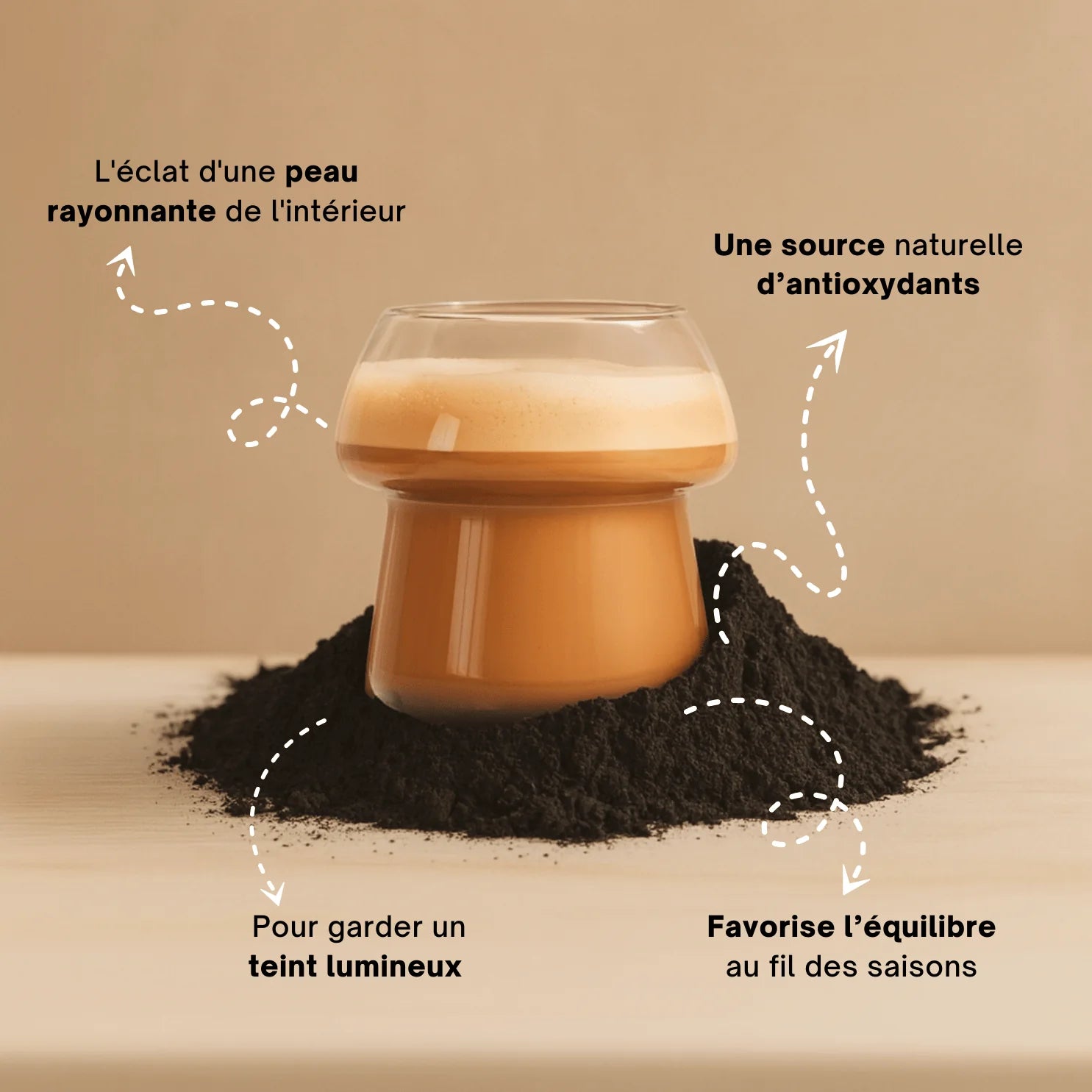 Latte au Chaga dans verre champignon sur poudre noire - peau rayonnante antioxydants SporeLife
