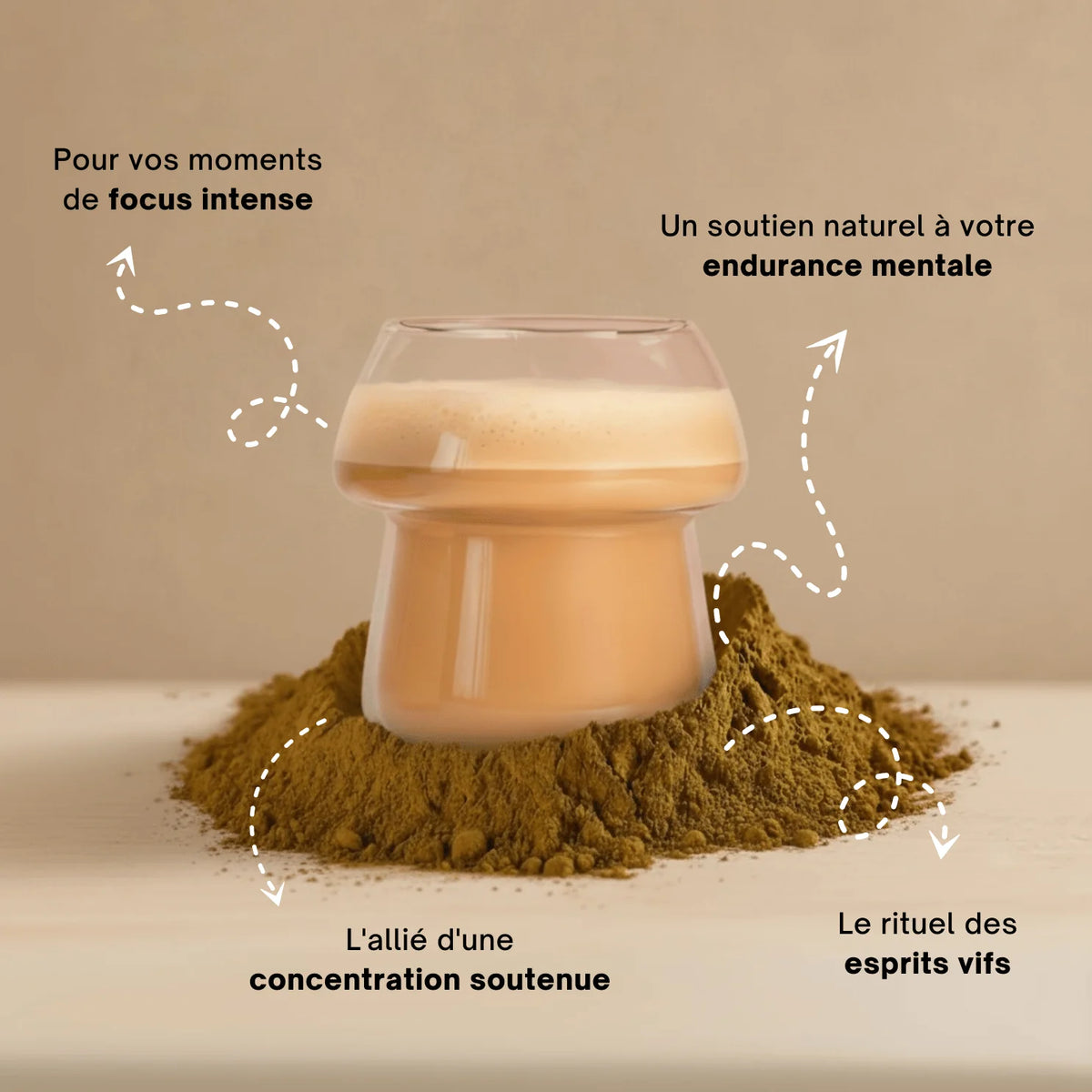Latte au Lion's Mane dans un verre champignon entouré de poudre - focus intense et endurance mentale SporeLife