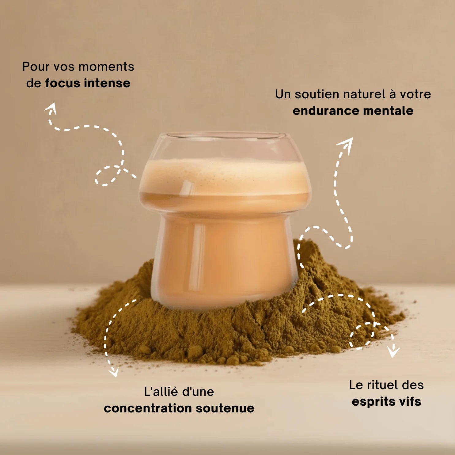 Latte au Lion's Mane dans un verre champignon entouré de poudre - focus intense et endurance mentale SporeLife