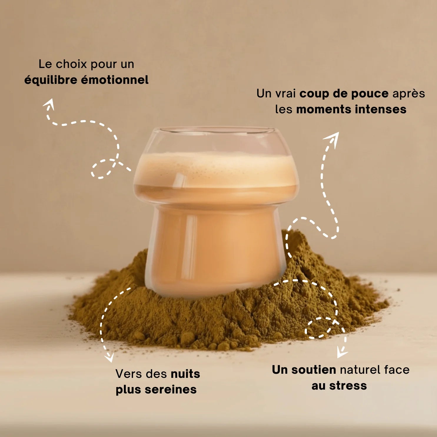 Latte au Reishi dans verre champignon sur poudre - équilibre émotionnel nuits sereines SporeLife